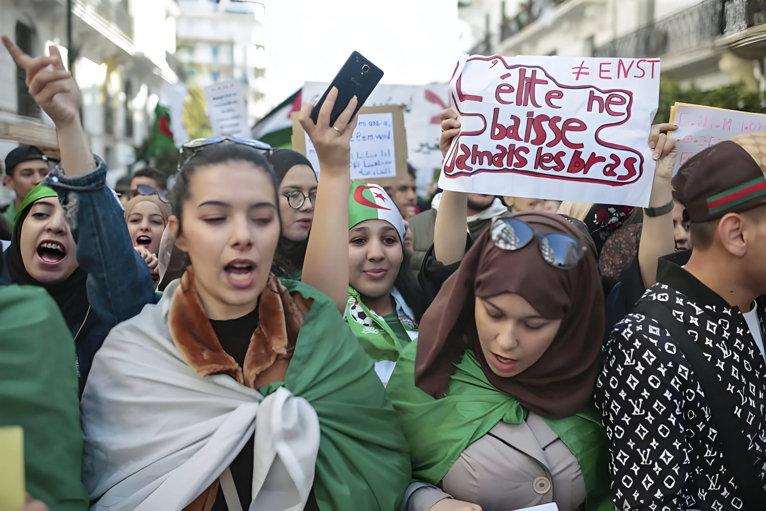 Les voix enchaînées : la lutte silencieuse des lettrés Algériens sous la caste militariste 1 Les voix enchaînées : la lutte silencieuse des lettrés Algériens sous la caste militariste