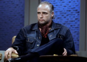 L'illusion de la lumière : Marlon Brando et la quête de la vérité dans un Hollywood sous influence