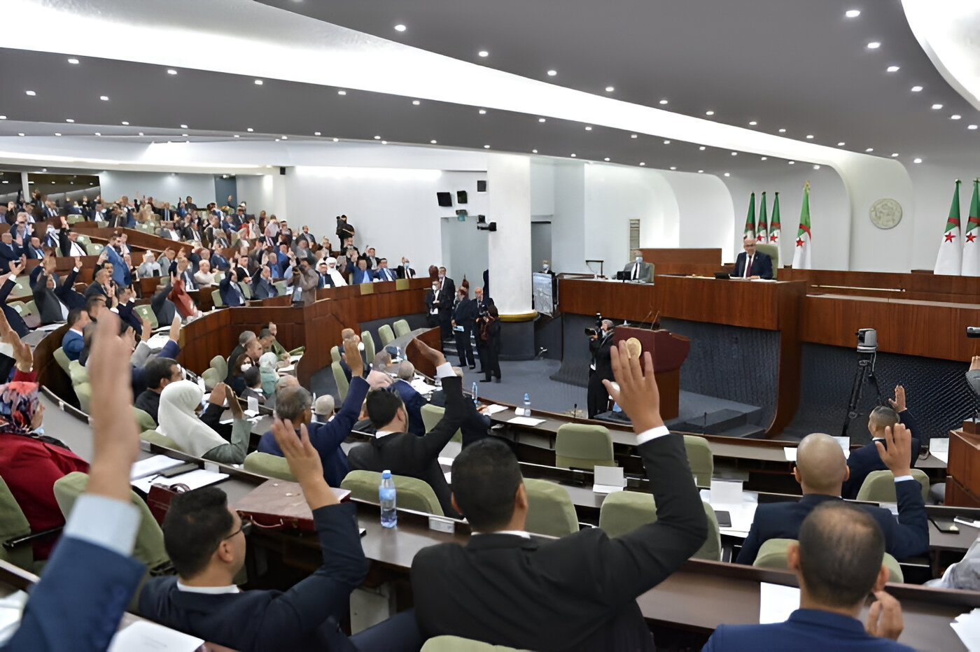 Le grand théâtre de la semblance : Illusions et réalités en Algérie