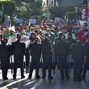 L'Algérie sacrifiée : la caste militariste et la soumission d'une nation