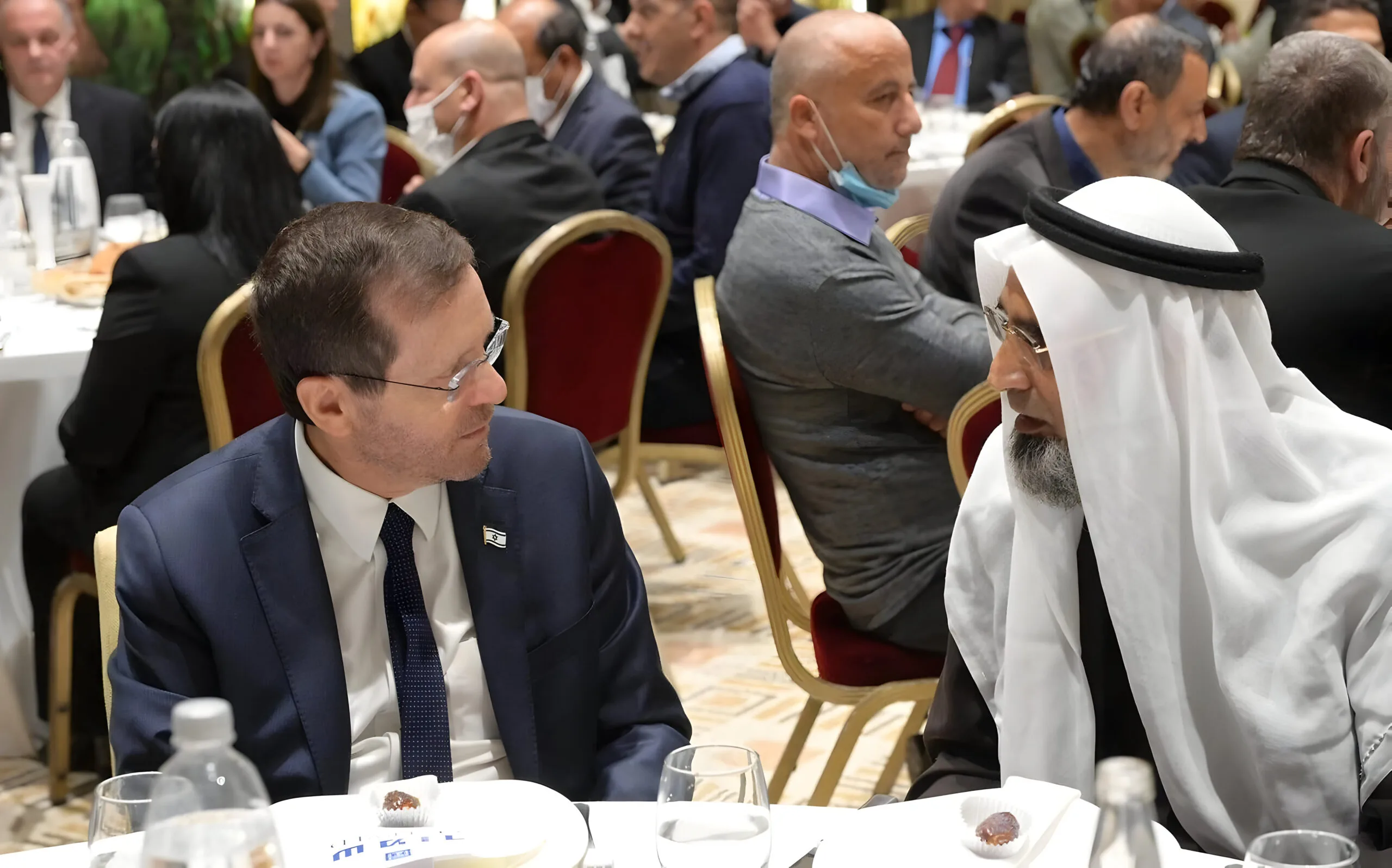 Des trônes et des iftars : les dirigeants arabes qui dînent avec les bourreaux