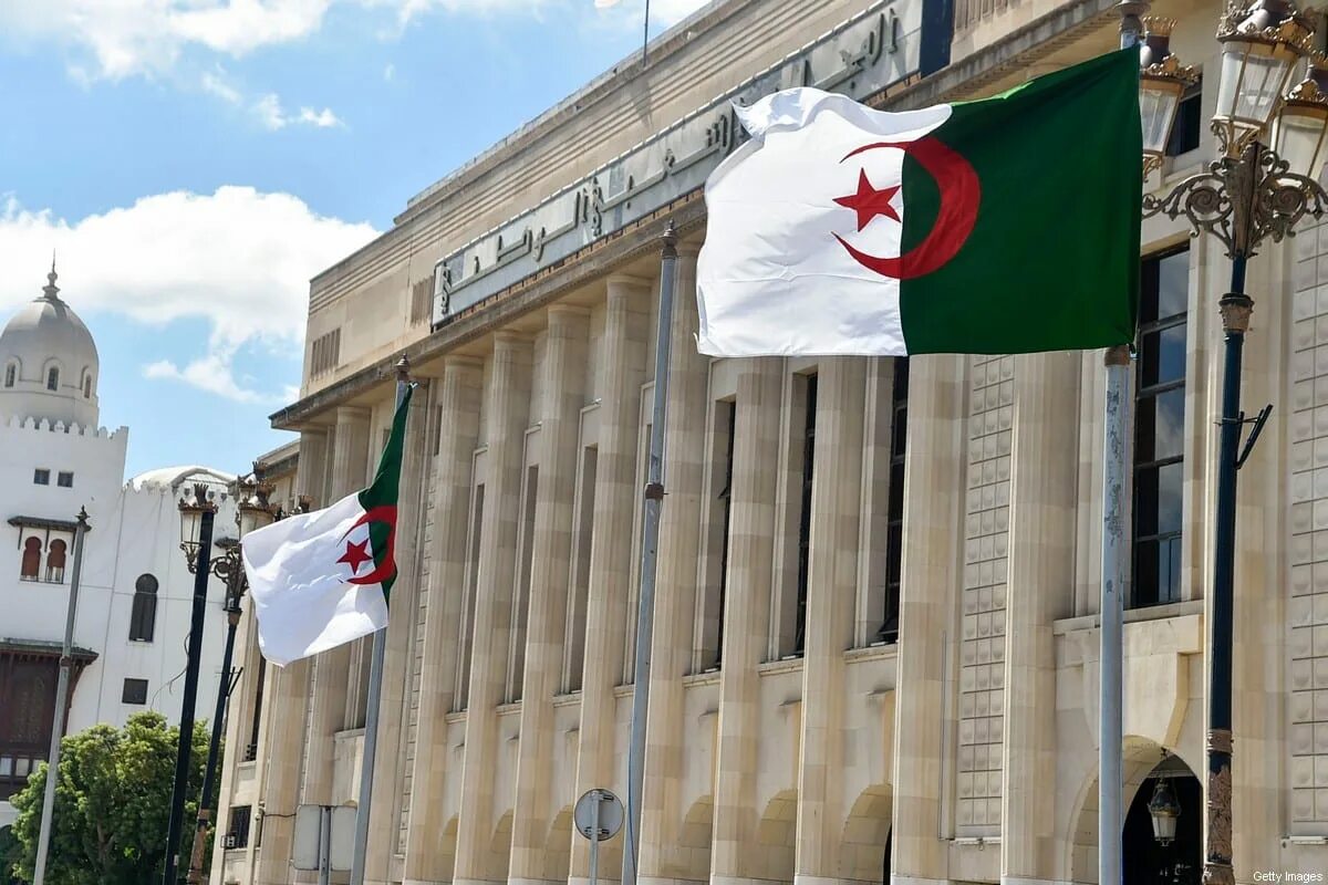 Algérie : à la veille d’une nouvelle parodie parlementaire, le théâtre militaire rejoue sa vieille pièce