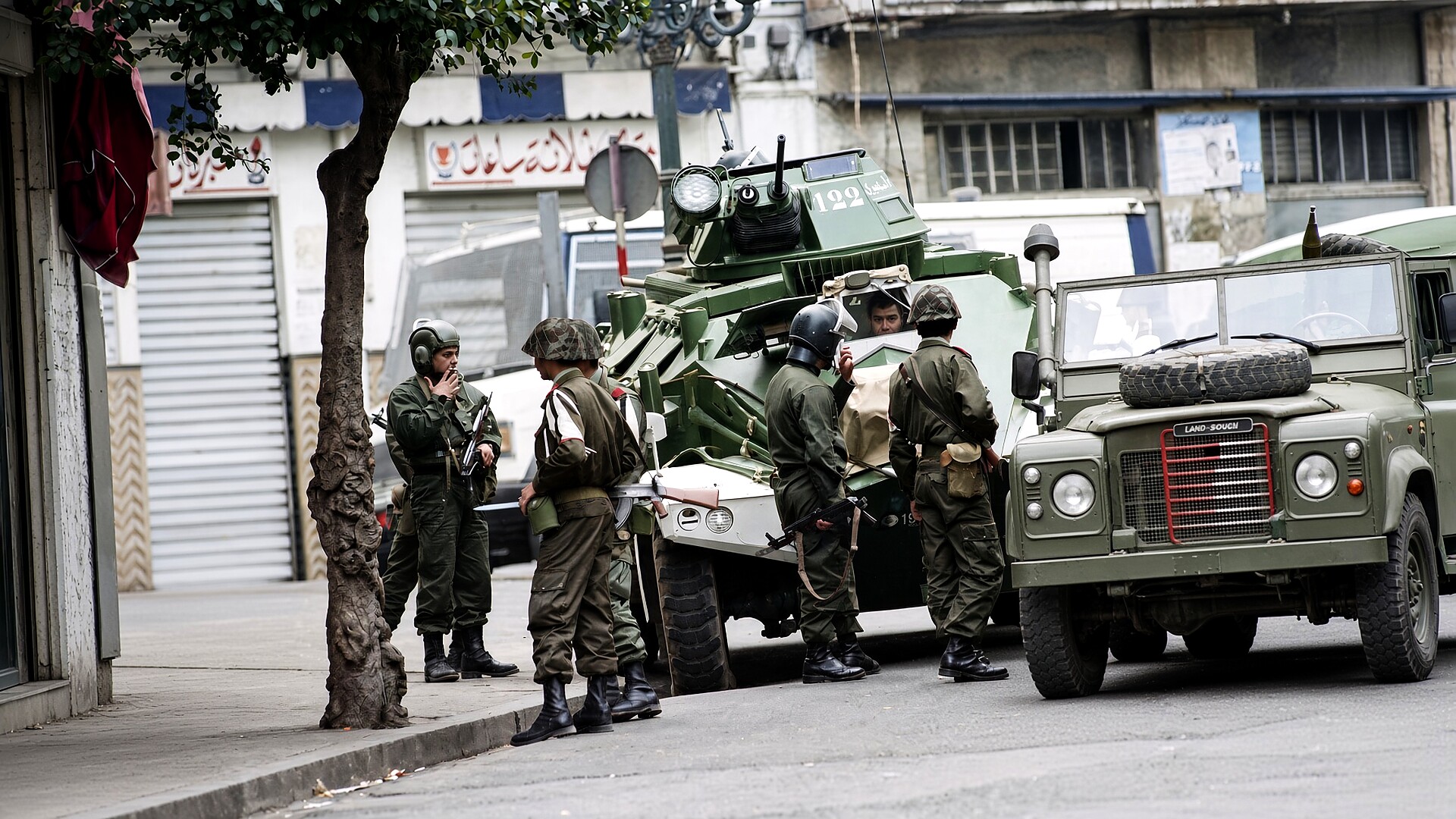 Blindés de l'armée algérienne dans une rue d'Alger en janvier 1992, lors de l'arrêt du processus électoral